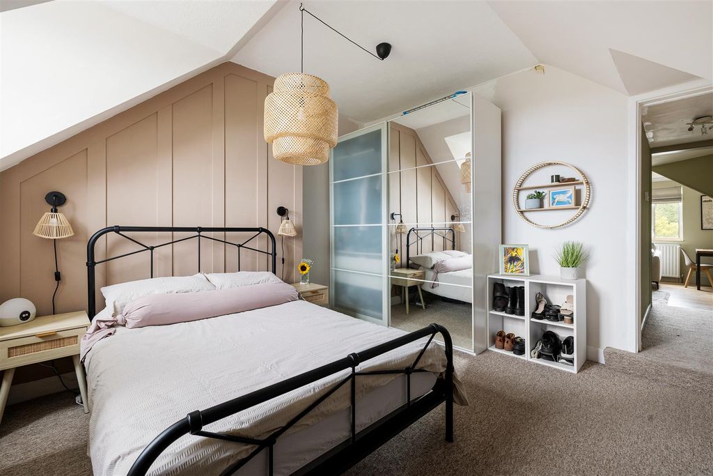 Property photo 3 of 21 Conifers Lodge, Ig8