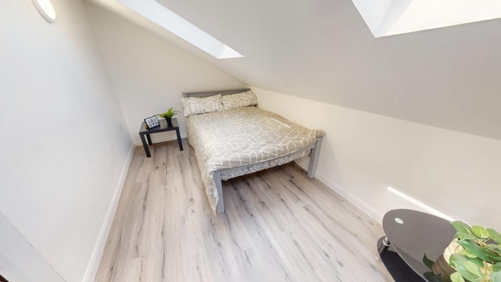 Property photo 2 of 12 A Clean And Bright Single Bedroom Featuring A Comf...