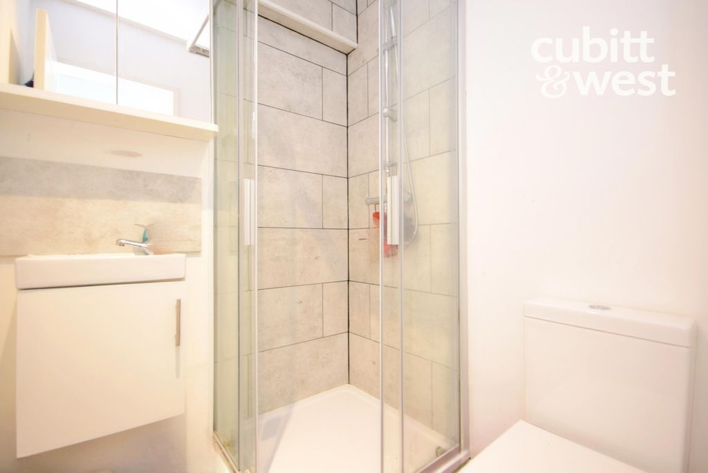 Property photo 3 of 9 En Suite