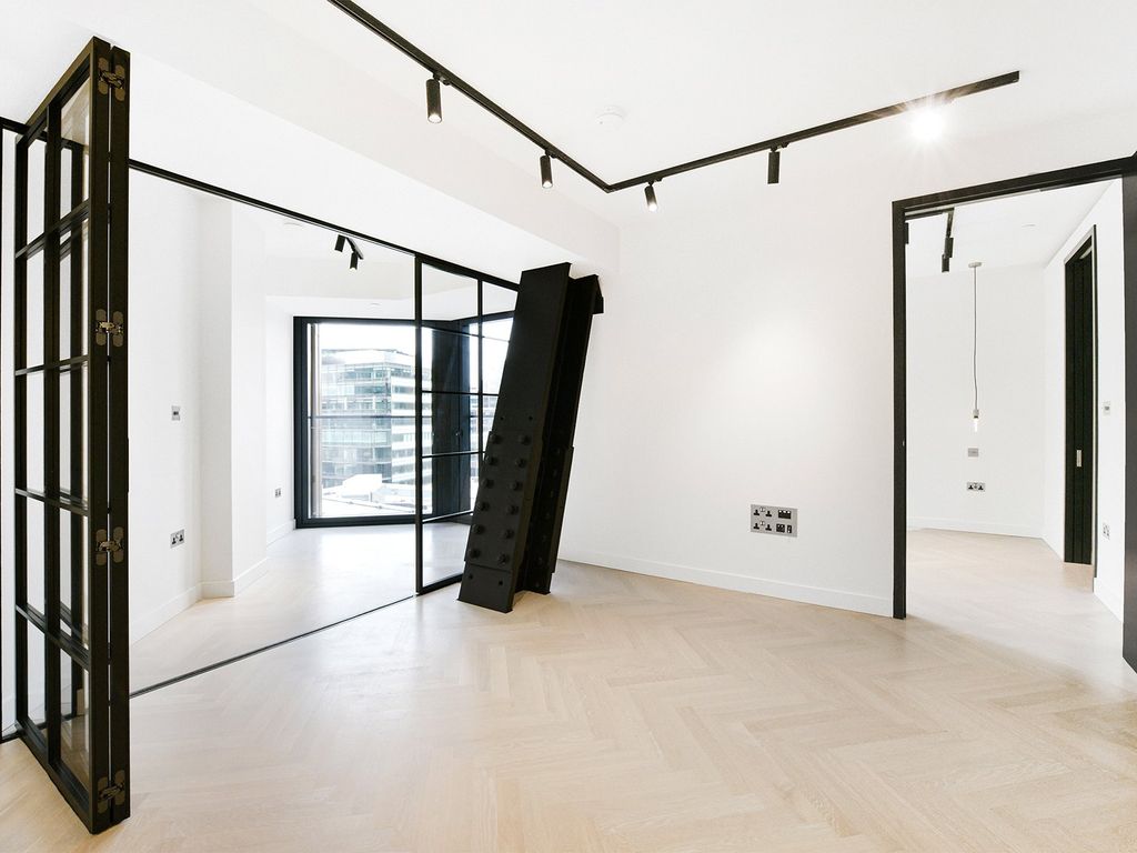 Property photo 2 of 15 One Crown Place