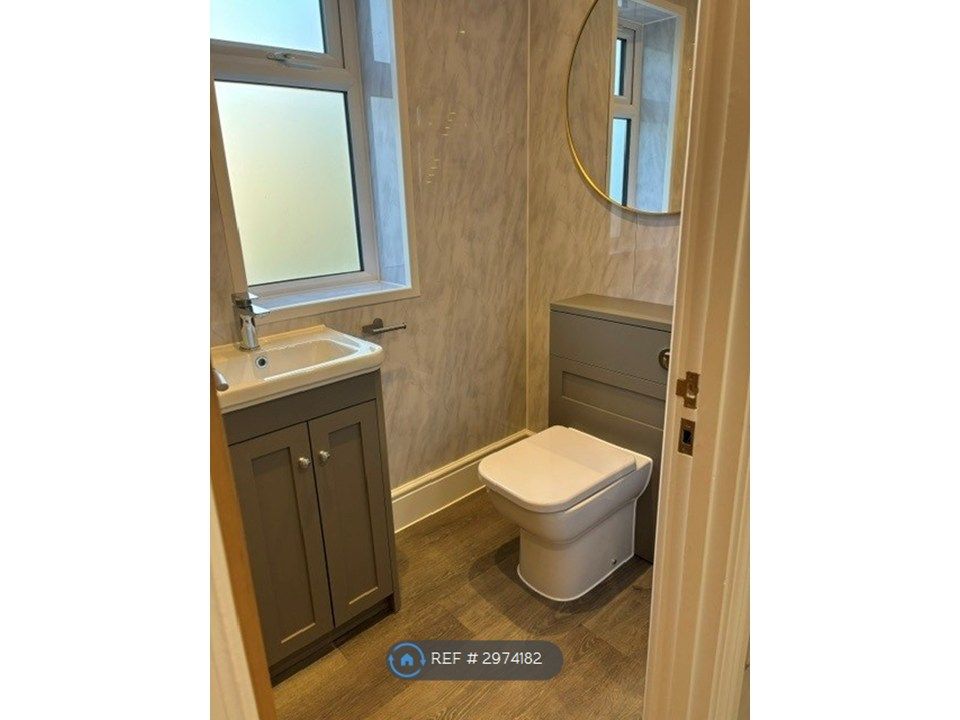 Property photo 3 of 5 Private Bathroom
