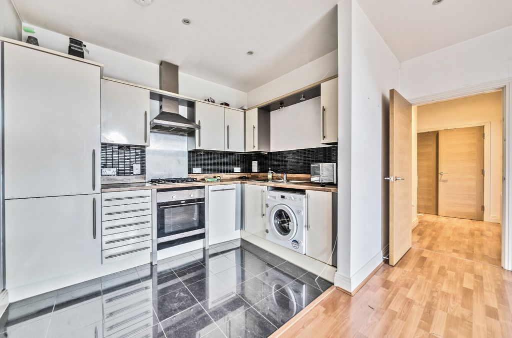 Property photo 3 of 11 1295871-2-68399Eb...