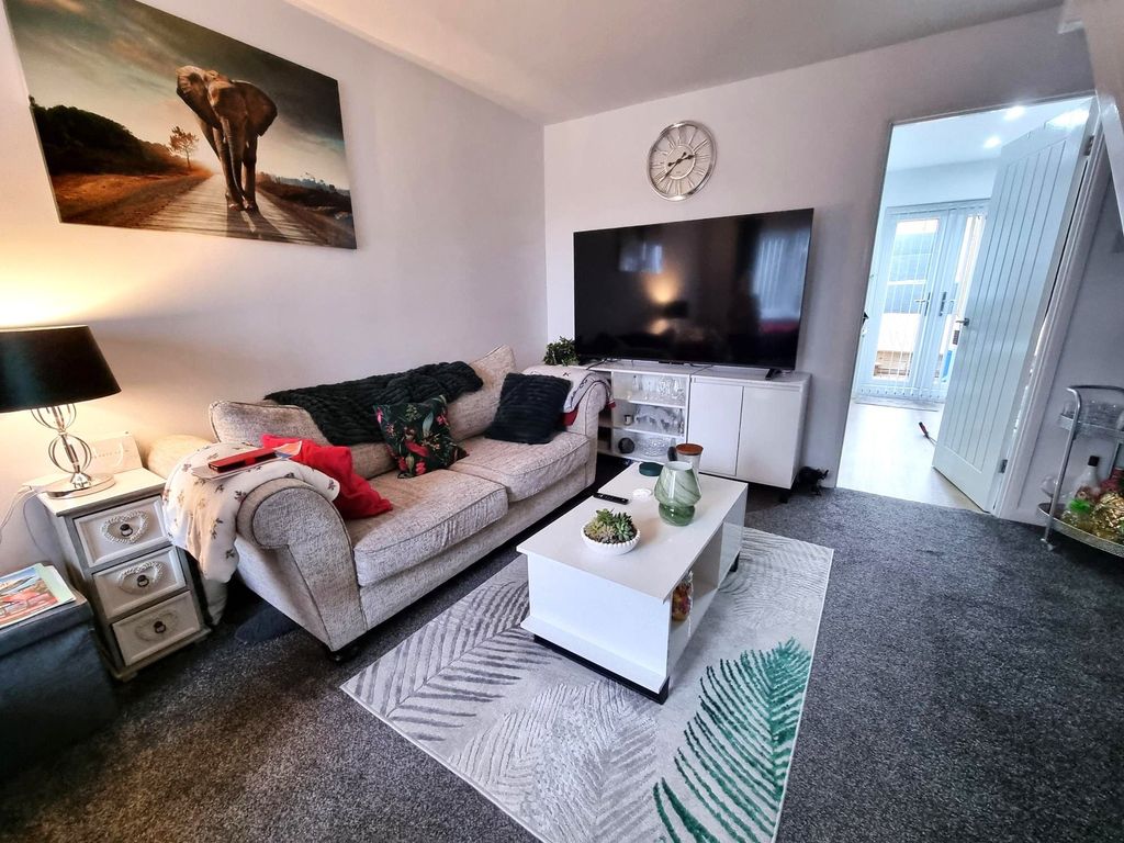 Property photo 3 of 20 Lounge