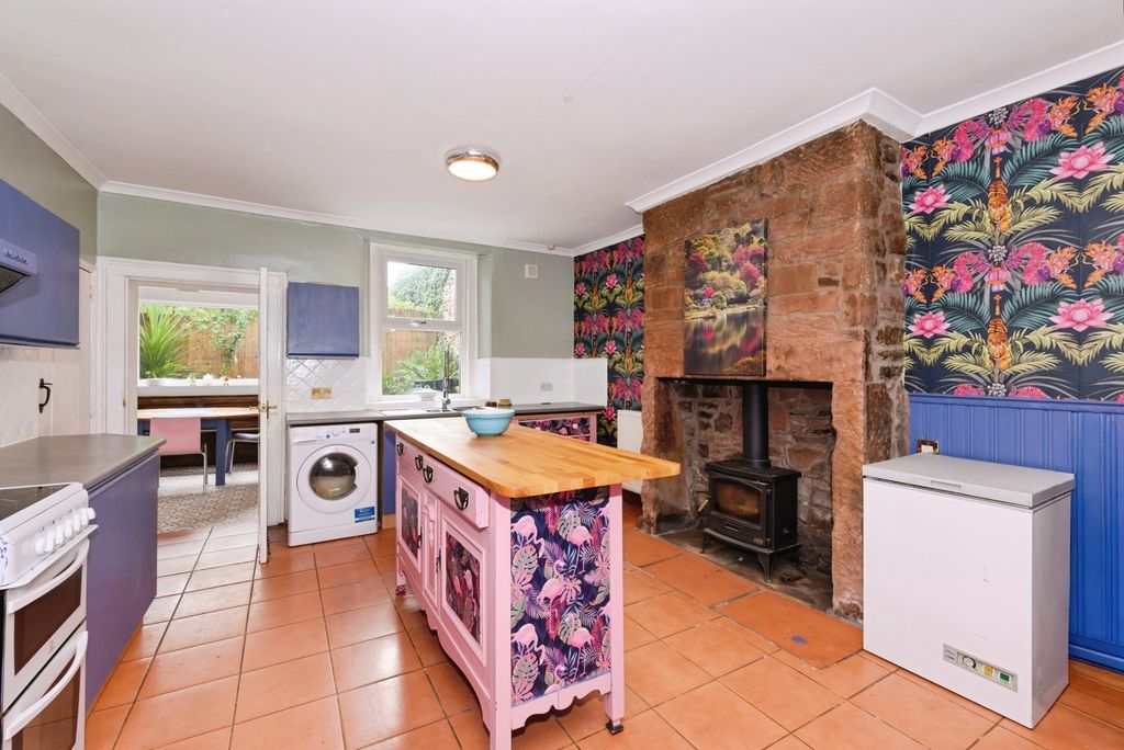 Property photo 2 of 10 Kitchen