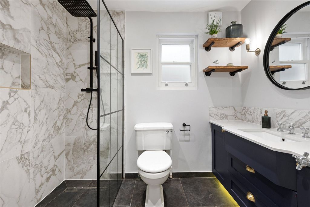 Property photo 3 of 11 Bathroom