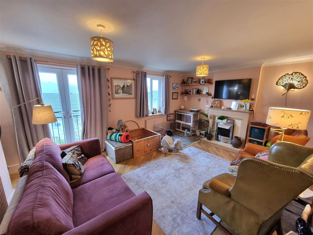 Property photo 2 of 18 Sitting Room.Jpg