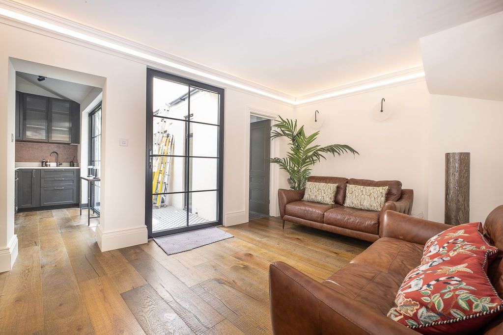 Property photo 3 of 11 Living