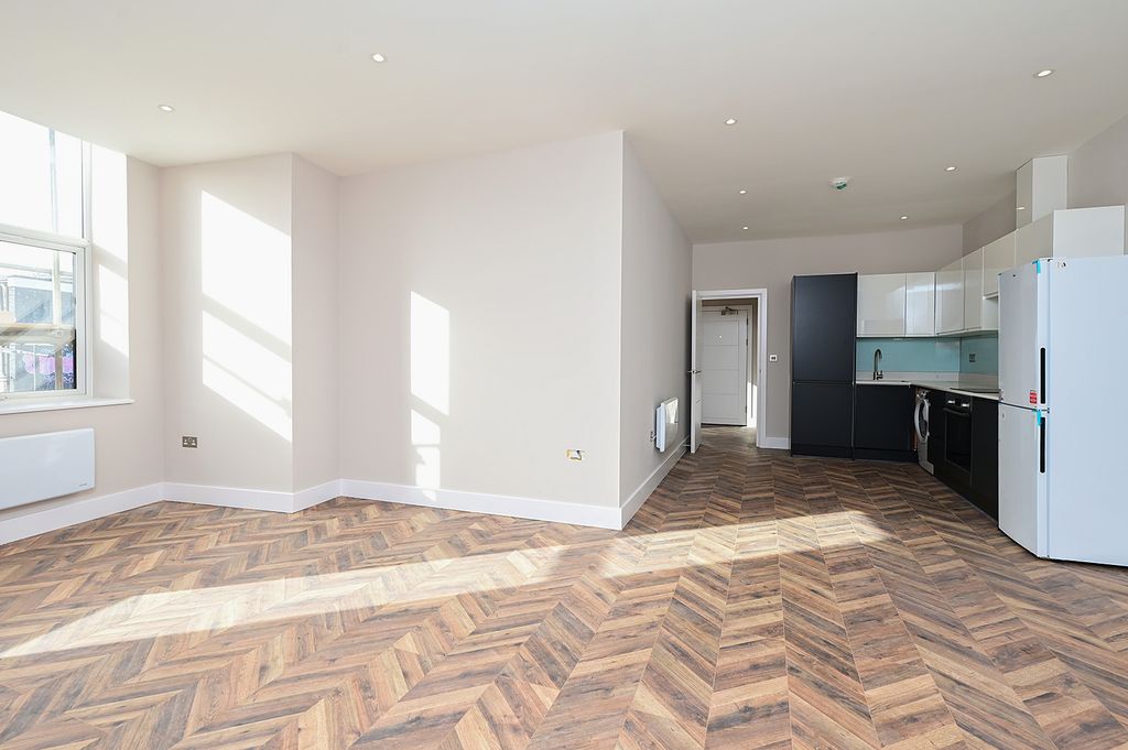 Property photo 1 of 7 Living Room/Kitchen