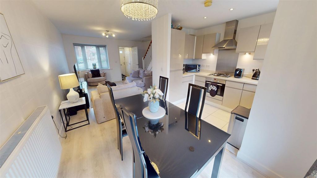 Property photo 3 of 26 Hartford Road Kitchen Diner