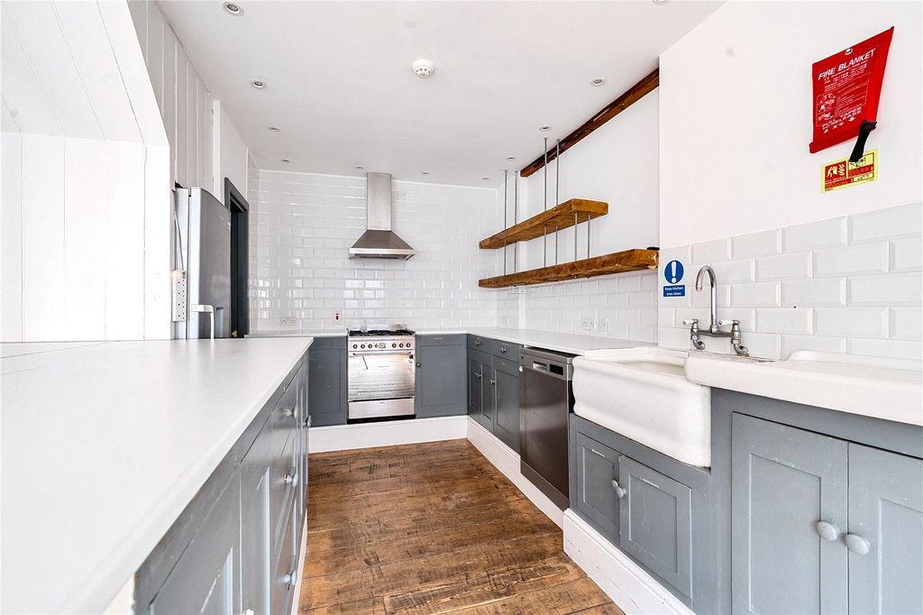 Property photo 3 of 23 Kitchen