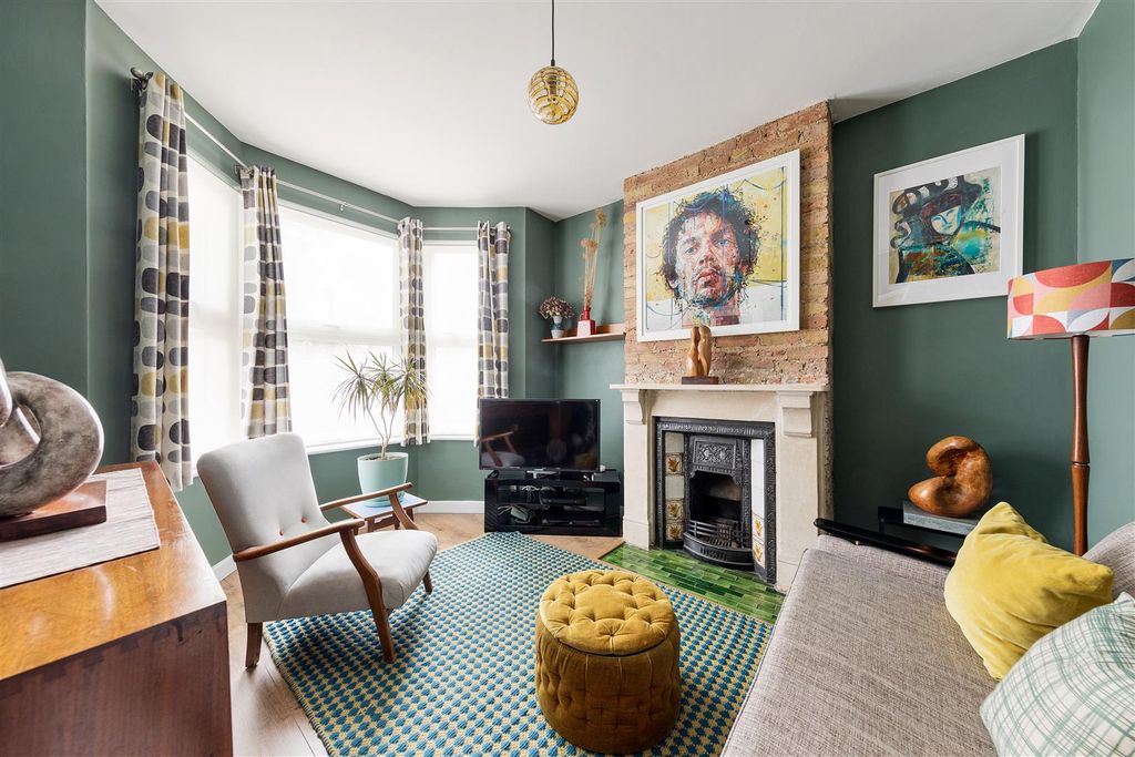 Property photo 2 of 44 Nine Acres Close, E12