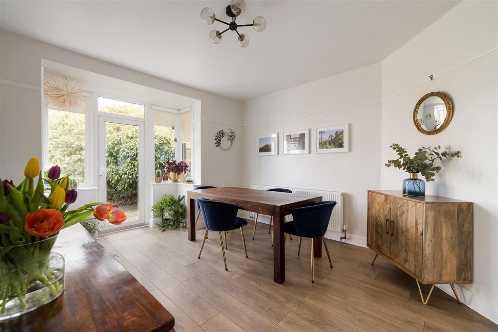 Property photo 3 of 32 Coolgardie Road, E4