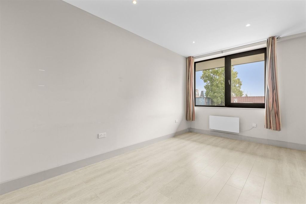 Property photo 2 of 7 19 Cube House, Quilters Way, Hp22 5Tb-3.Jpg