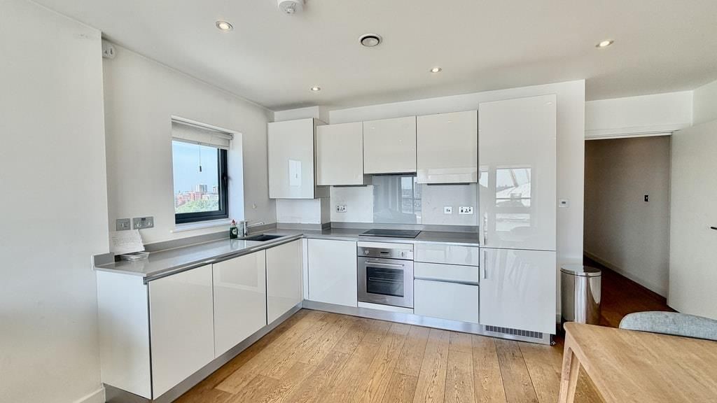 Property photo 3 of 11 Two Bedrooms For Sale Near Canary Wharf