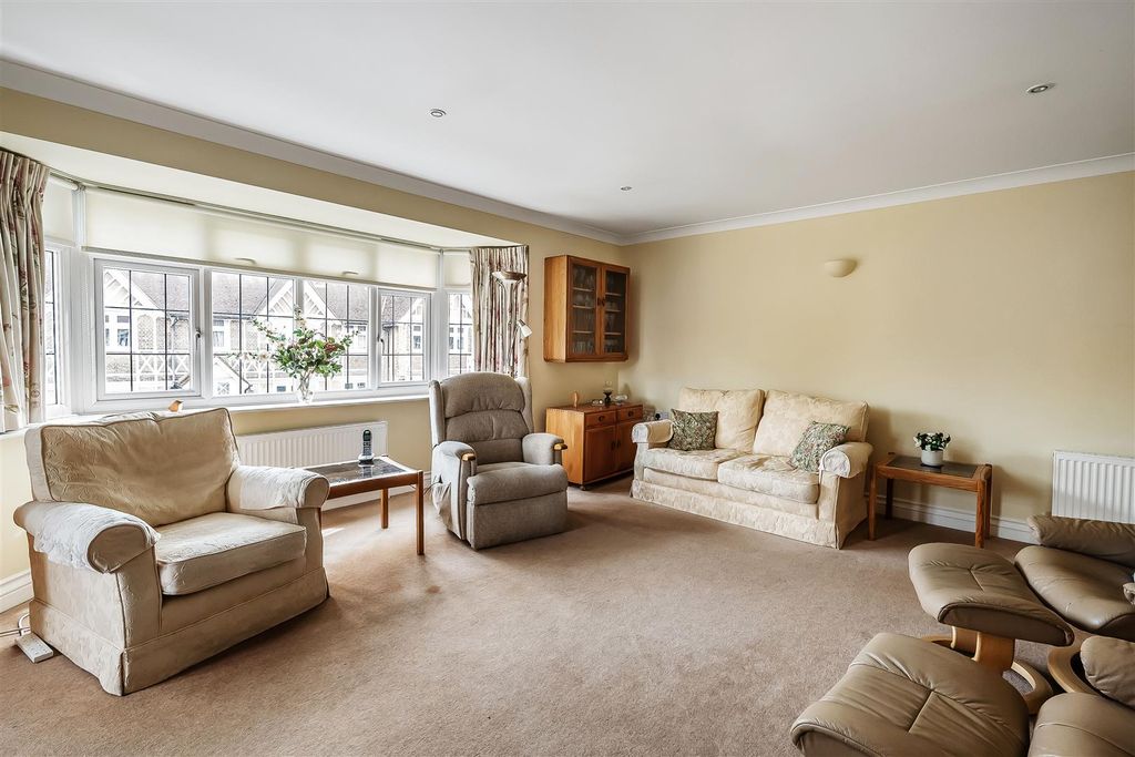 Property photo 3 of 19 6-Marlborough-Court-7.Jpg