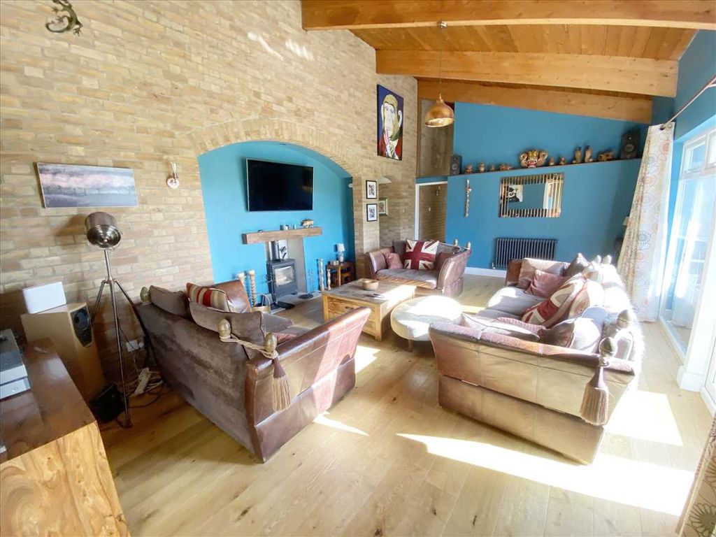 Property photo 3 of 20 Lounge: