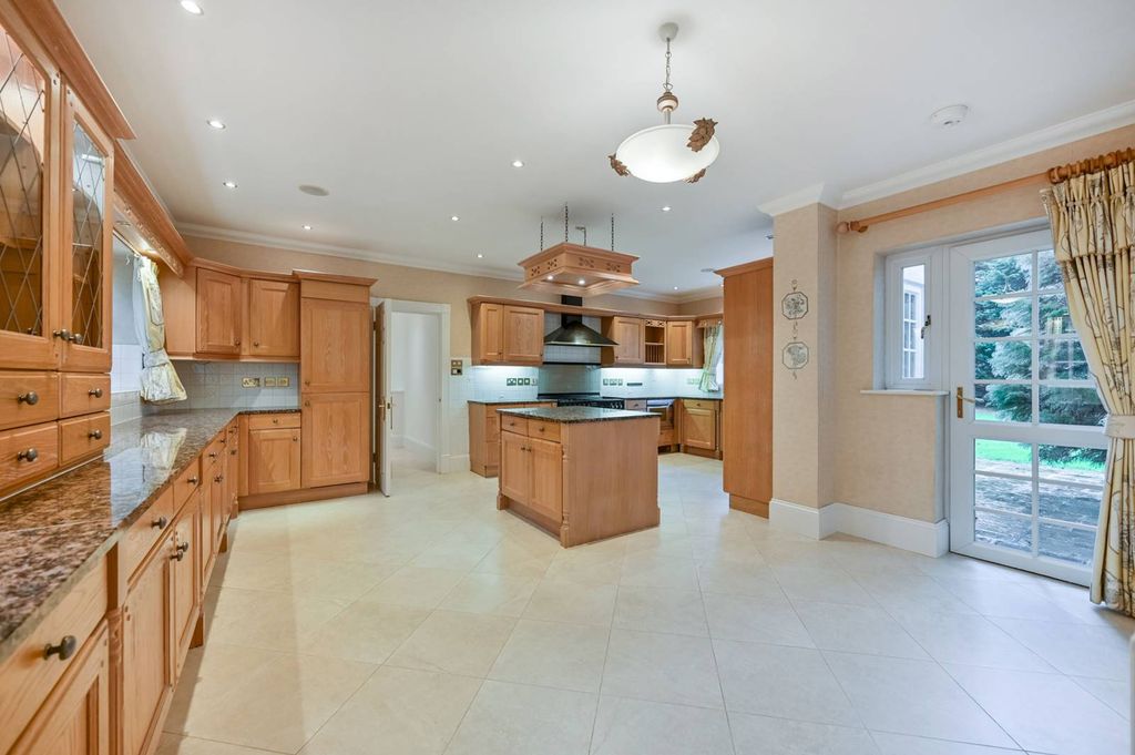 Property photo 3 of 24