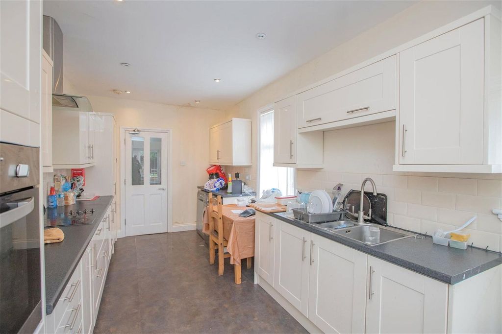 Property photo 3 of 13 Approach