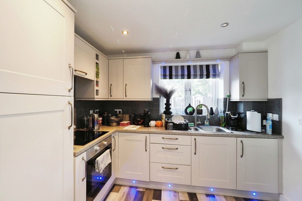 Property photo 1 of 11 Cottage Kitchen