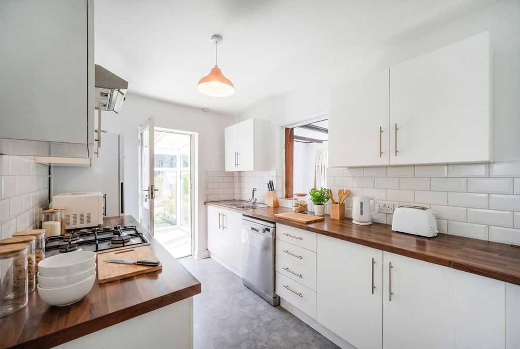 Property photo 2 of 18 Modern Fitted Kitchen