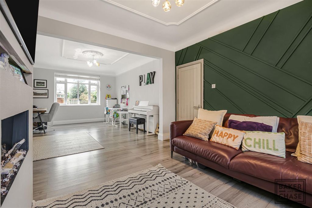 Property photo 2 of 36 Lounge