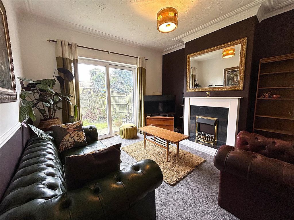 Property photo 3 of 19 Lounge