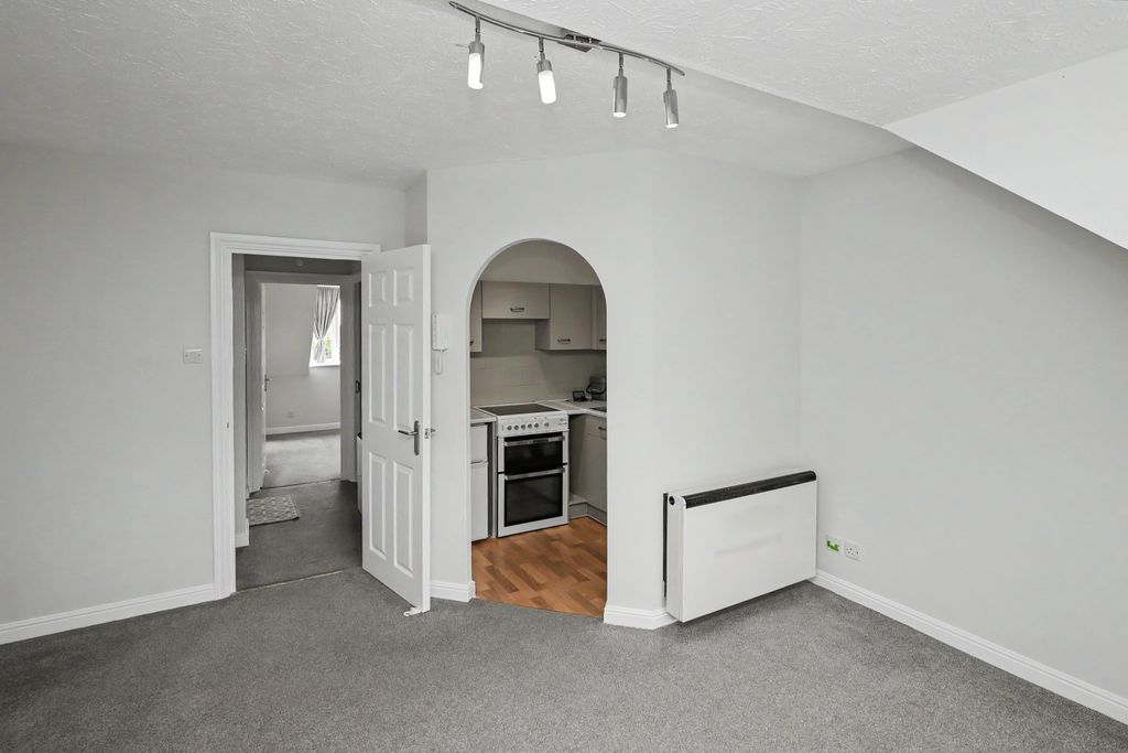 Property photo 2 of 14 Flat 38, Rochester Drive, Watford, Hertfordshire, Wd25 9Bj