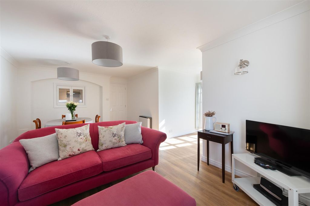 Property photo 2 of 16 002 Bourneside 12.Jpg