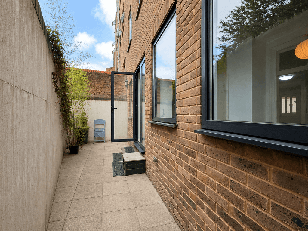 Property photo 2 of 10 Flat 1 75 Clarence 2