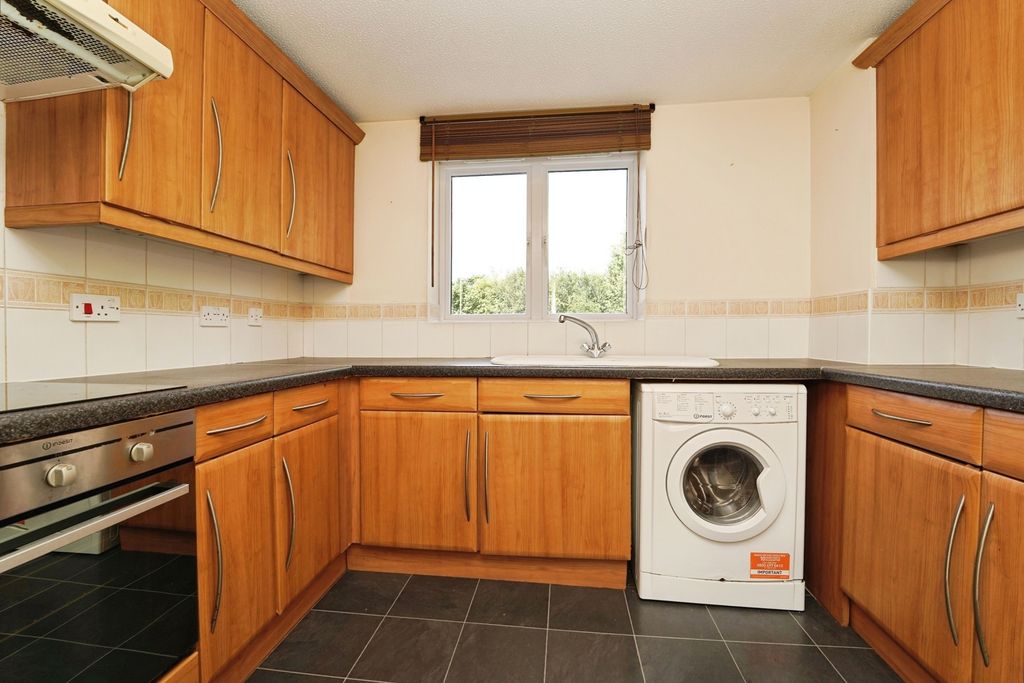 Property photo 3 of 11 Kitchen