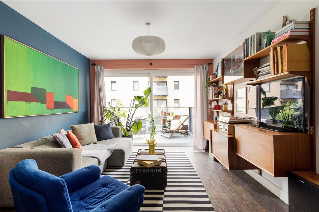 Property photo 1 of 29 Champness Close, E17