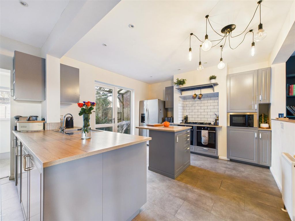 Property photo 2 of 21 Cam03303G0-Pr0284-Still015.Jpg