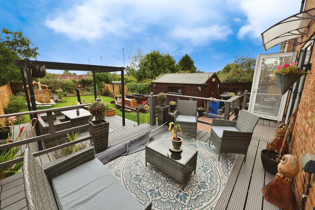 Property photo 2 of 17 Pbox-Garden-320446.Jpg