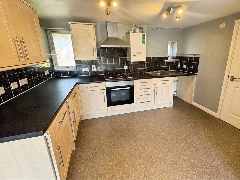 Property photo 3 of 11 Kitchen
