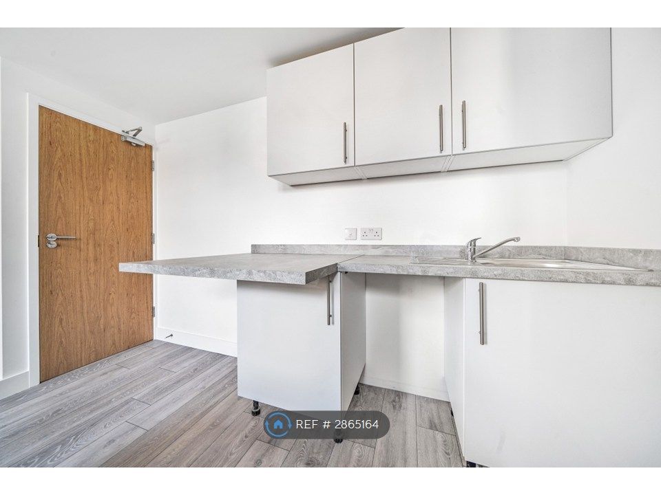 Property photo 3 of 6 Kitchenette