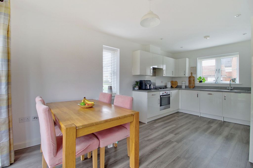 Property photo 3 of 17 Space For Family Meals