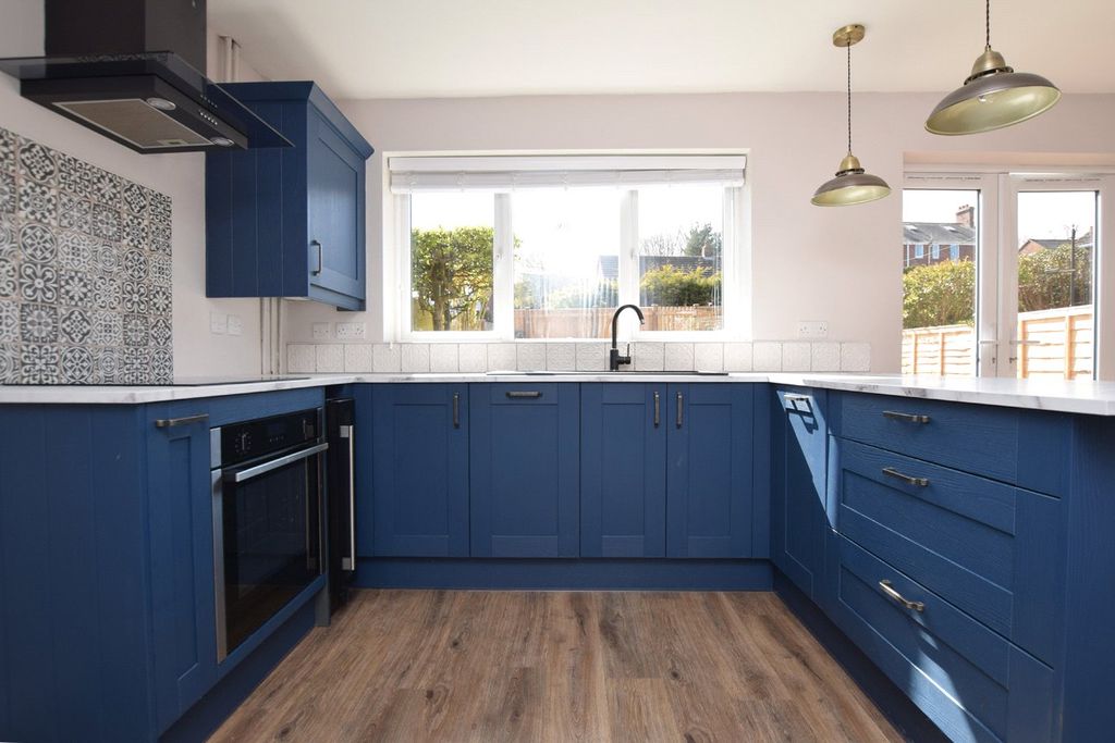 Property photo 2 of 11 Kitchen