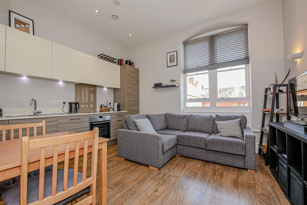 Property photo 3 of 14 Living Room/Kitchen