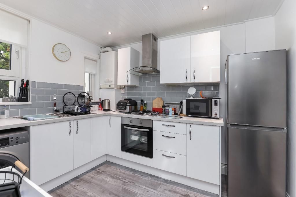 Property photo 3 of 18 Kitchen