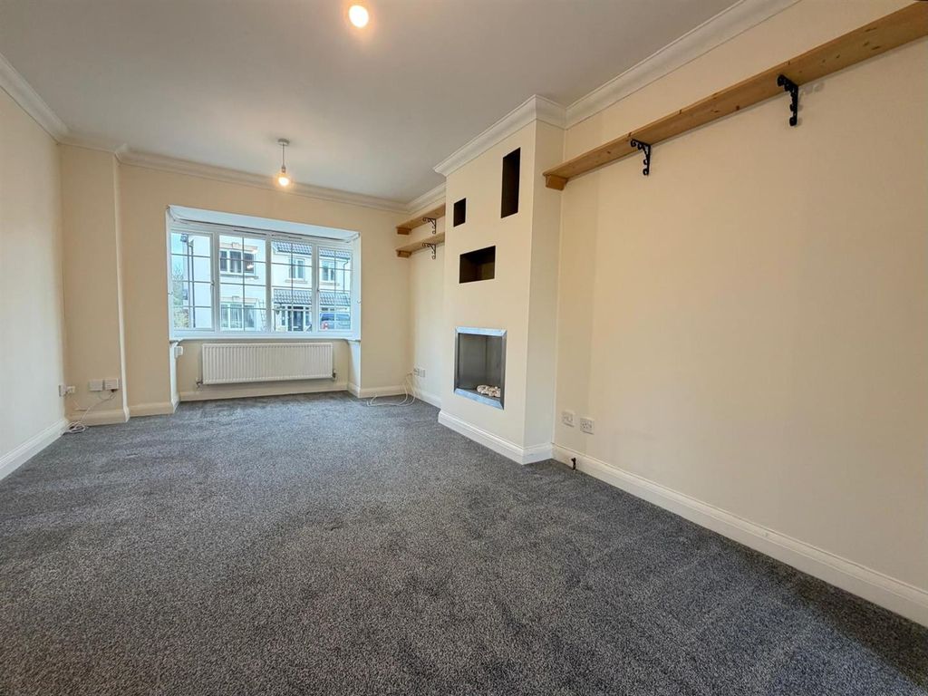 Property photo 3 of 11 Lounge