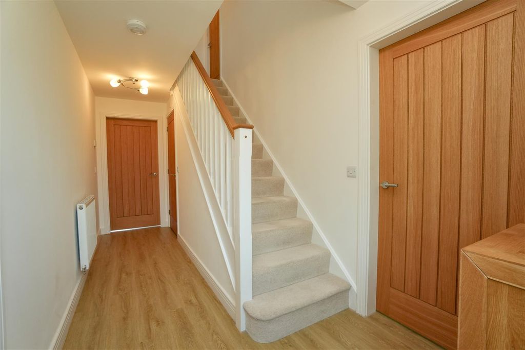 Property photo 2 of 31 Entrance Hall