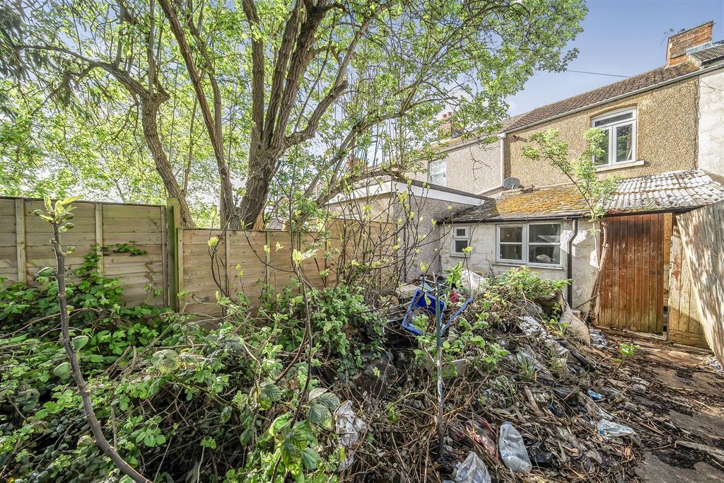 Property photo 2 of 24 12 Argyle Street, Swindon, Wiltshire Sn2 8Ar | Fre