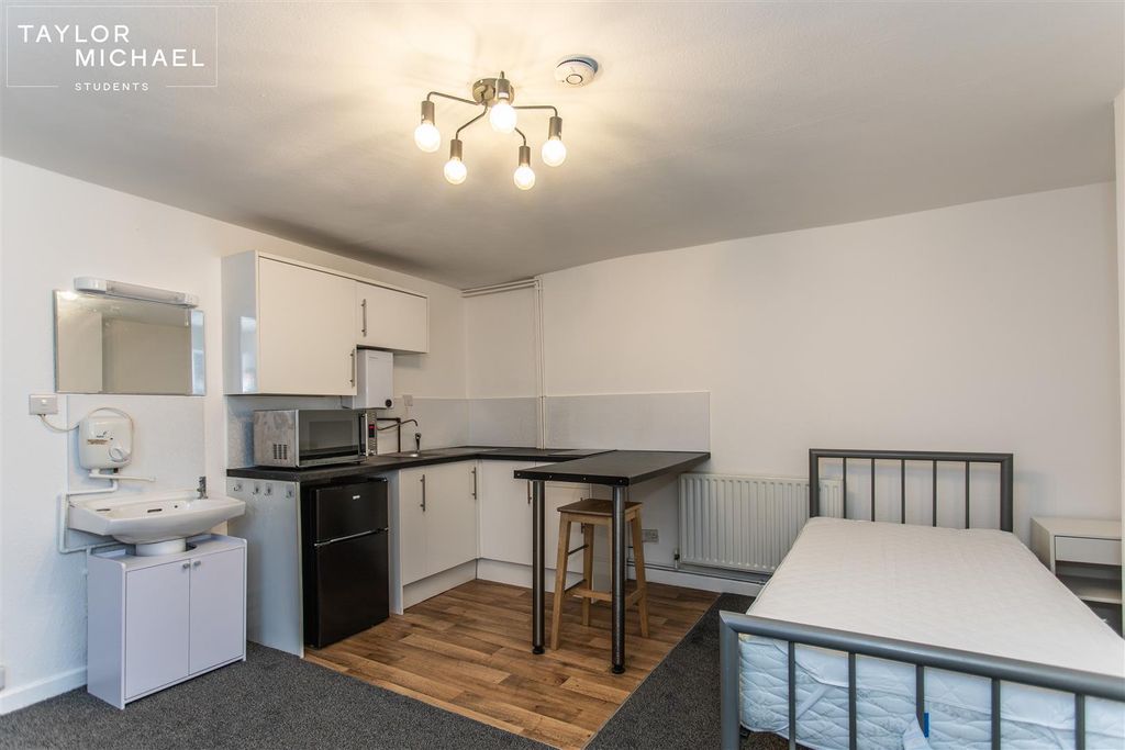 Property photo 1 of 15 Kitchen / Bedroom