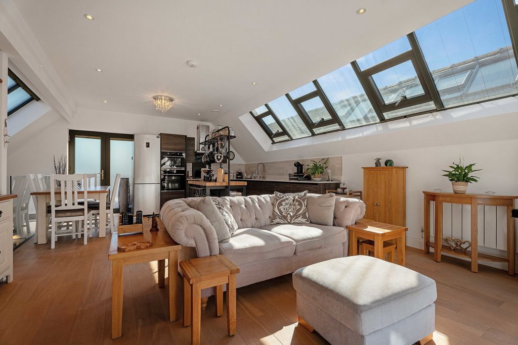 Property photo 2 of 28