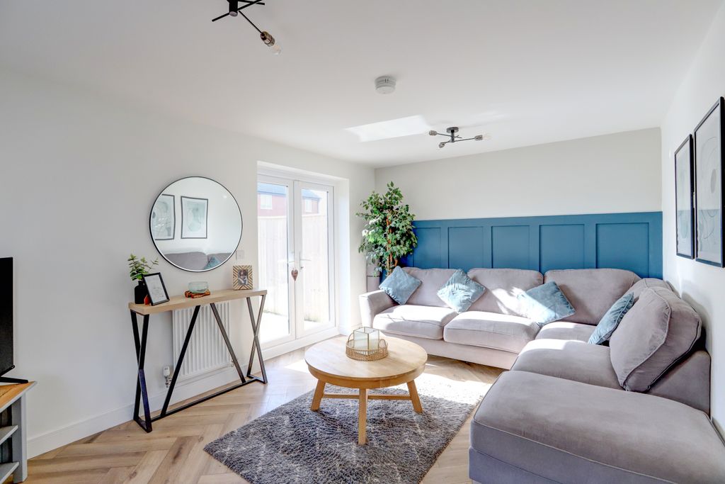 Property photo 3 of 20 Lounge