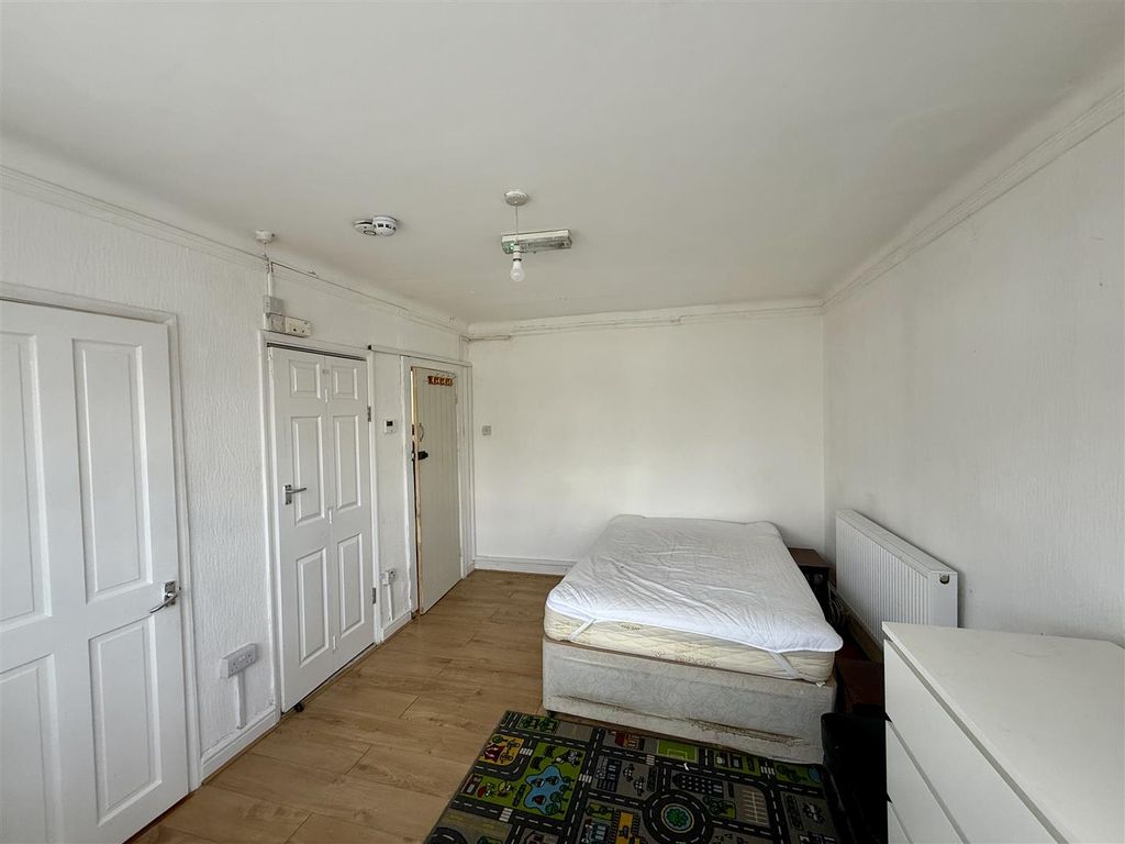 Property photo 3 of 6 .Studio