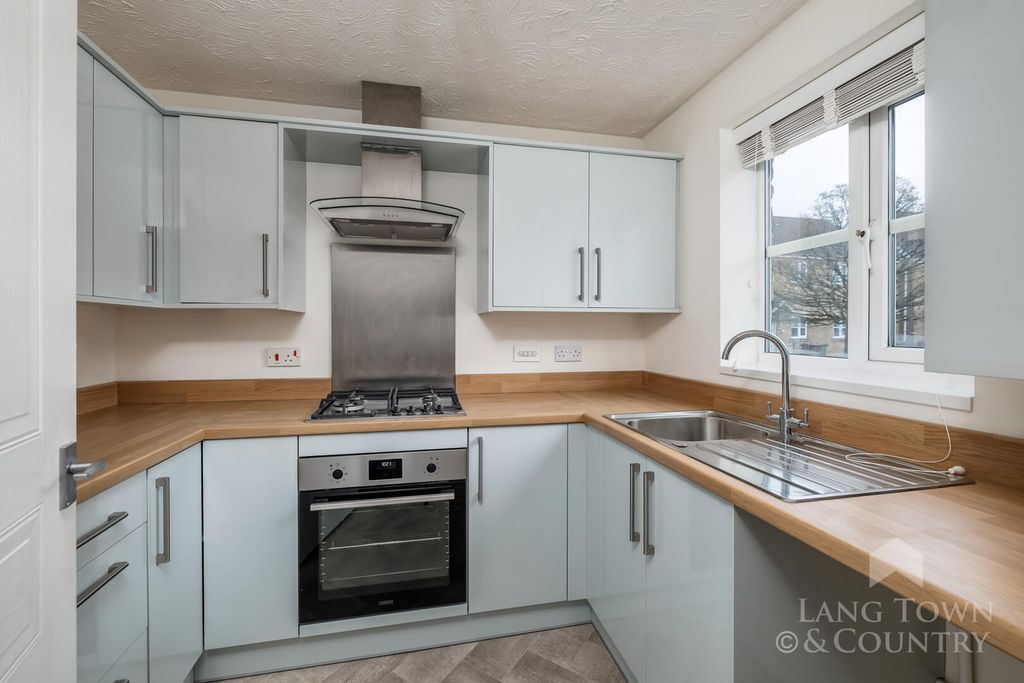 Property photo 3 of 7 Kitchen