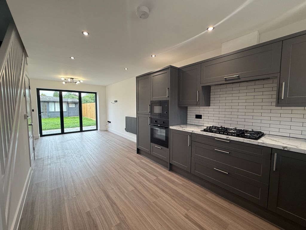 Property photo 3 of 9 Kitchen