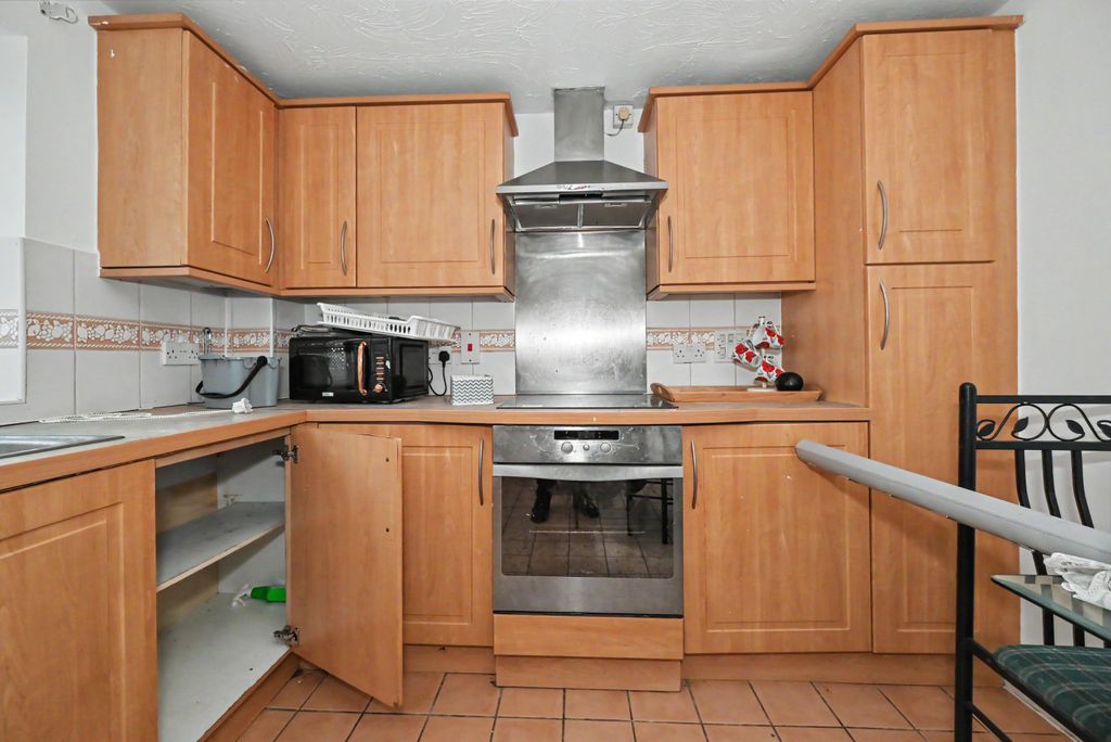 Property photo 2 of 22 Flat 1 Kings Oak Court, Rg1 4Px