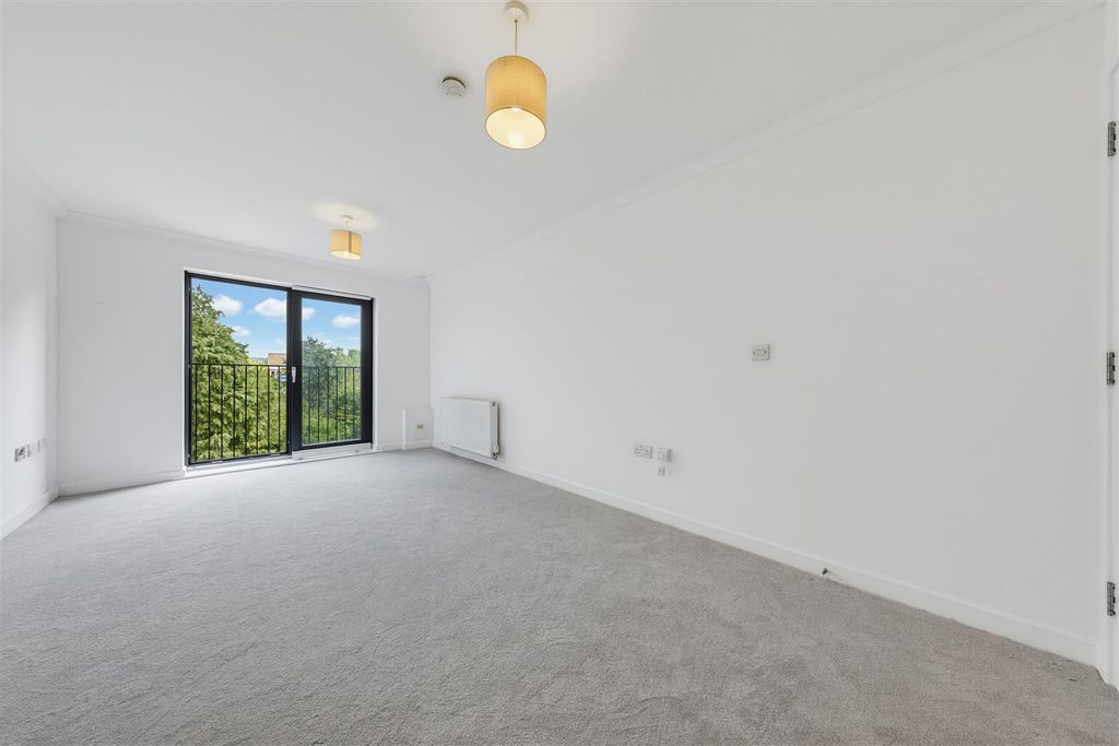 Property photo 3 of 10 Pampisford Road, Jpg